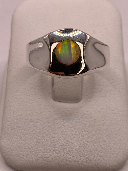 Anillo Ovalado con Ópalo de Fuego Multicolor en Plata .925, vista frontal