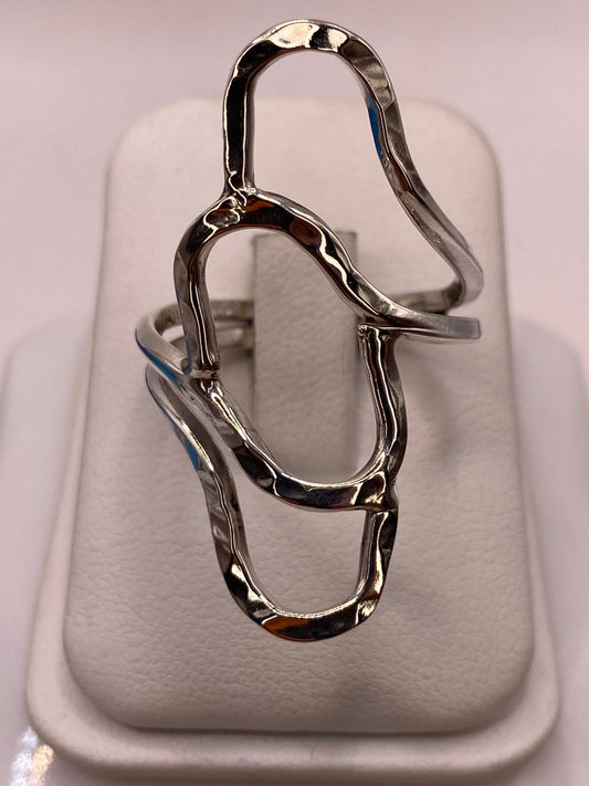 Anillo de Plata .925 con Diseño Orgánico Geométrico y Acabado Martillado, vista frontal
