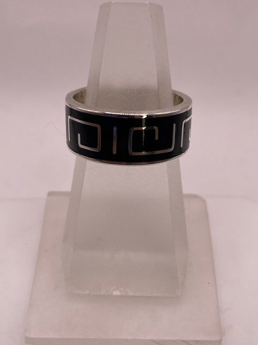 Anillo de Plata .925 con Incrustación de Obsidiana – Diseño Geométrico Moderno, vista frontal