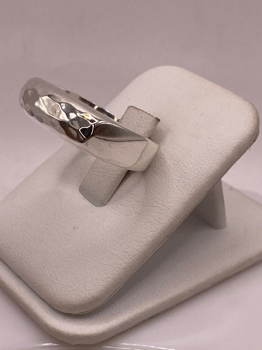 Anillo Rectangular Martillado de Plata Ley .925, vista frontal