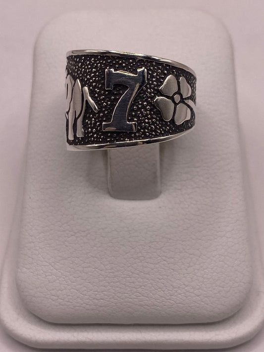 Anillo Ancho de Plata 925 con Símbolos de la Suerte y Acabado Oscuro, vista frontal