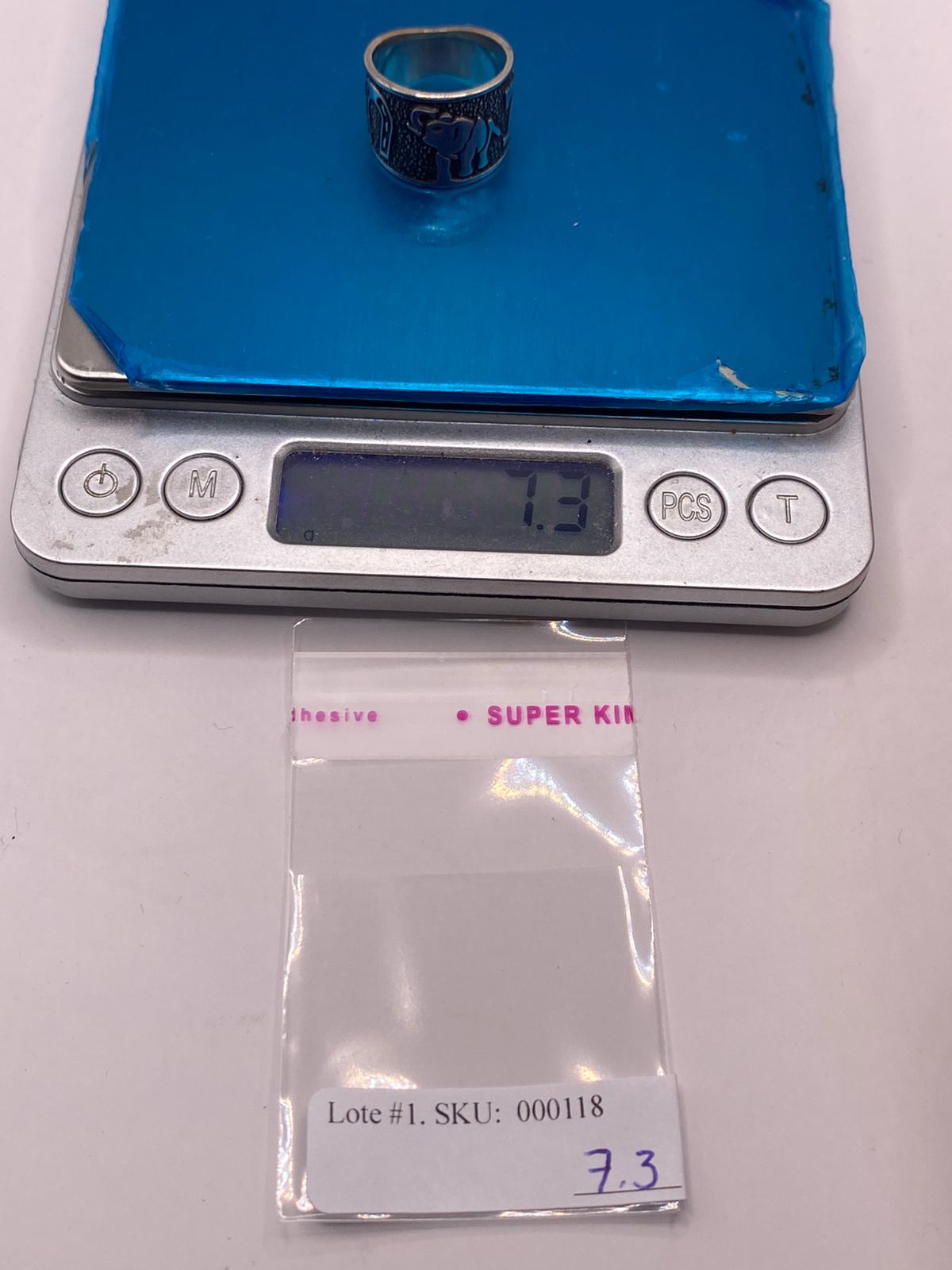 Anillo Ancho de Plata 925 con Símbolos de la Suerte y Acabado Oscuro