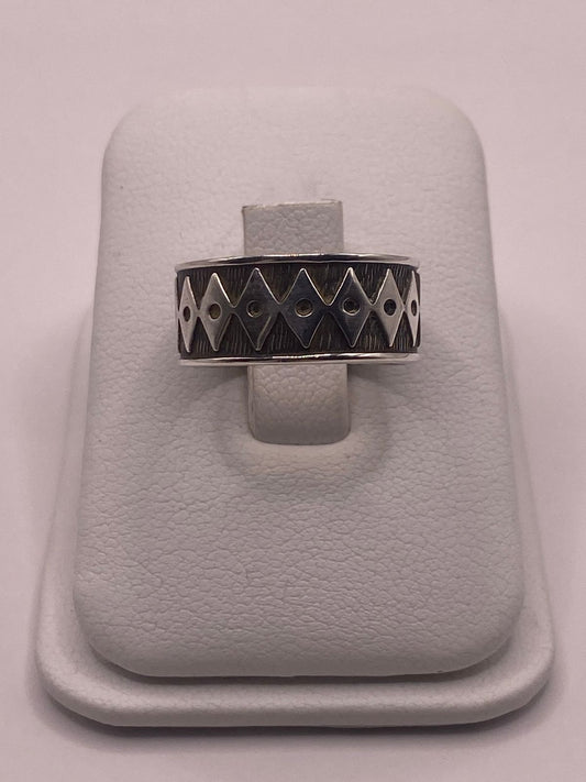 Anillo Geométrico de Plata 925 con Motivos de Rombo y Acabado Oxidado, vista frontal
