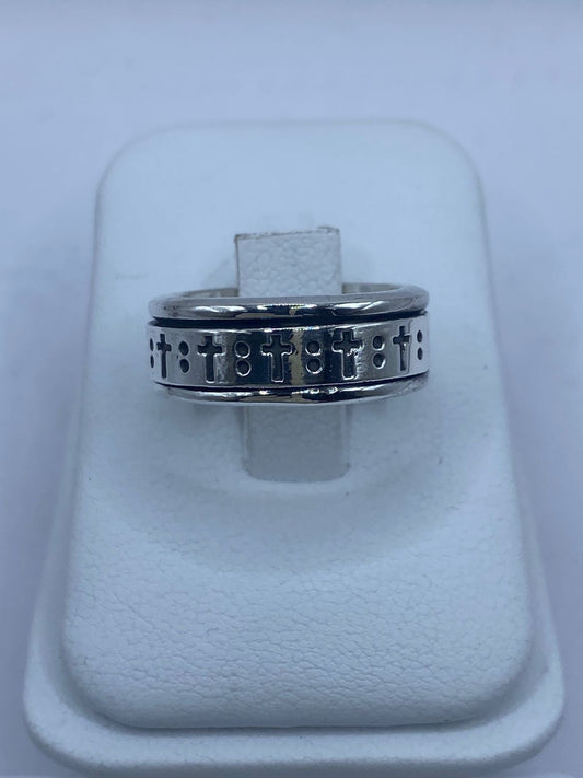 Anillo spinner de plata .925 banda estrecha con cruces grabadas puesto en la mano — espiritual antiestrés artesanal Taxco