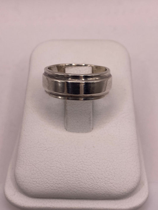Anillo Liso de Plata 925 con Diseño Clásico y Bordes Definidos, vista frontal