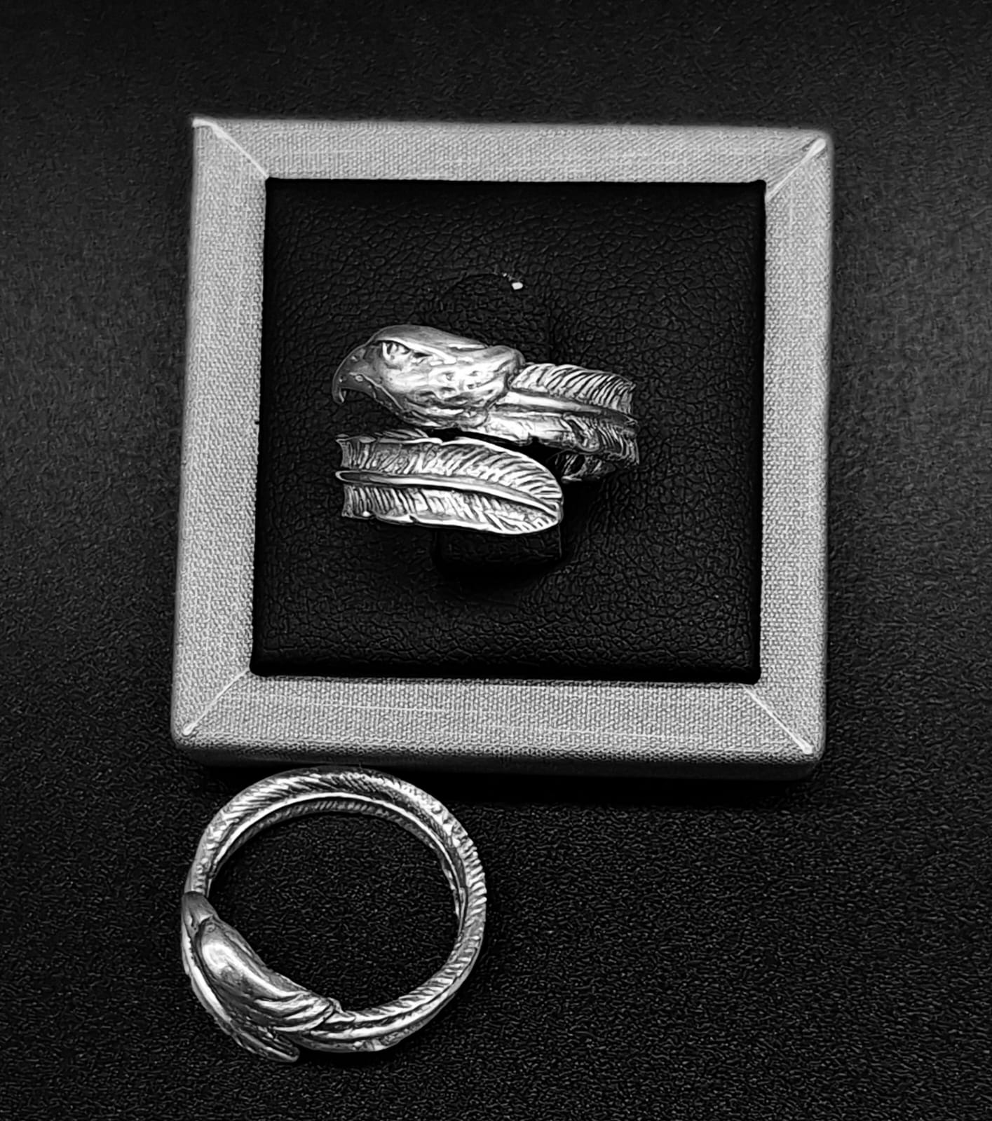 ANILLO CABEZA DE ÁGUILA CON PLUMA EN PLATA LEY 925