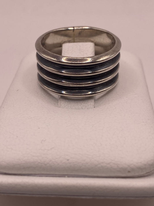 Anillo de Banda Ancha de Plata 925 con Diseño Acanalado y Acabado Oxidado, vista frontal