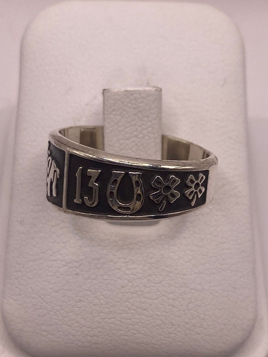 Anillo de Plata 925 con Símbolos de la Suerte – Trébol, Herradura y Número 13, vista frontal