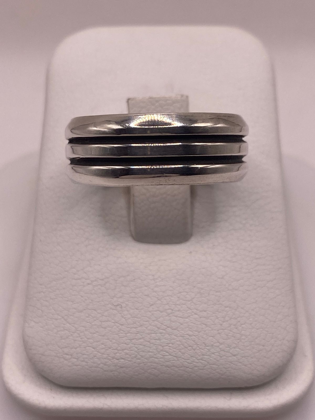 Anillo de Plata 925 con Triple Línea Central en Contraste