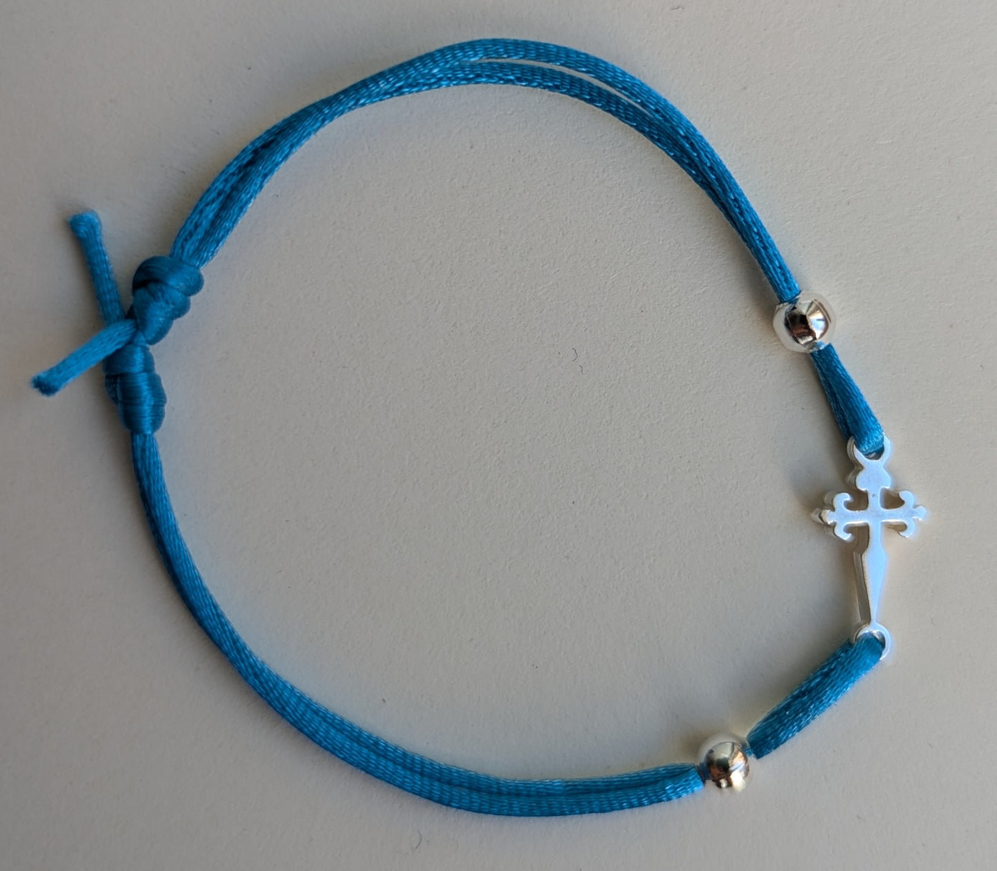 Pulsera Cruz de Santiago Camino Santiago Plata Esterlina Ley 925 perlas plateadas