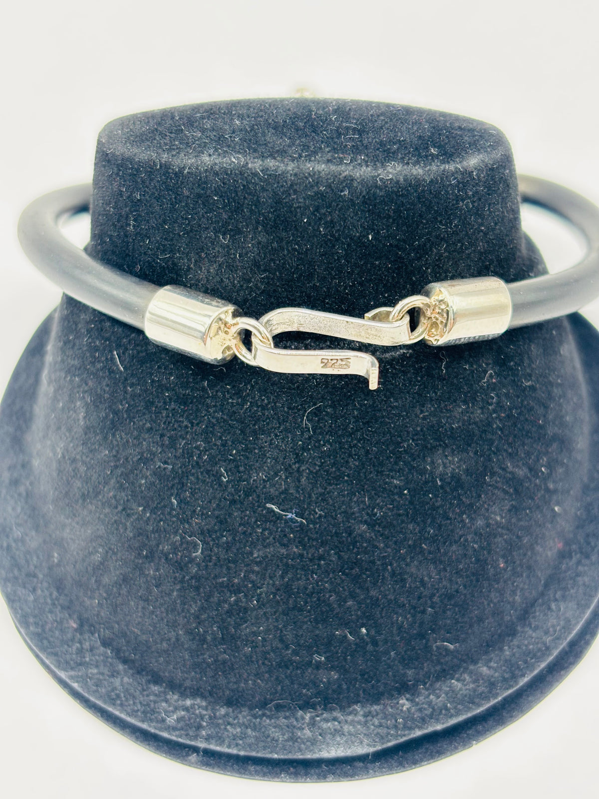 Detalle de cierre seguridad pulsera calavera — hallmark .925 visible