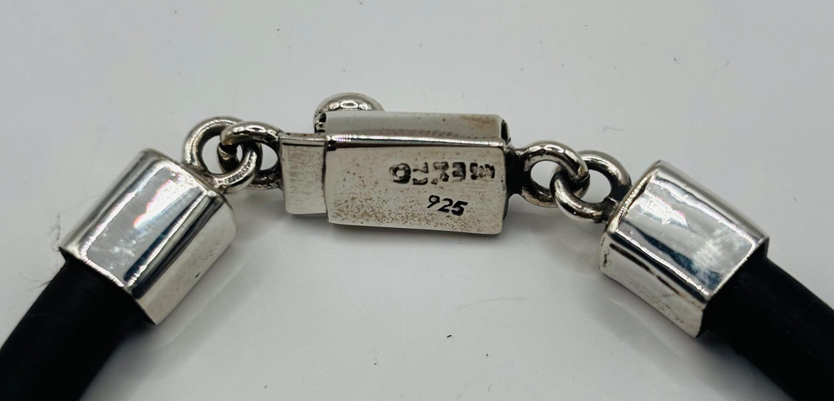 Detalle de eslabones de plata fundida con caucho natural — resistencia para uso diario
