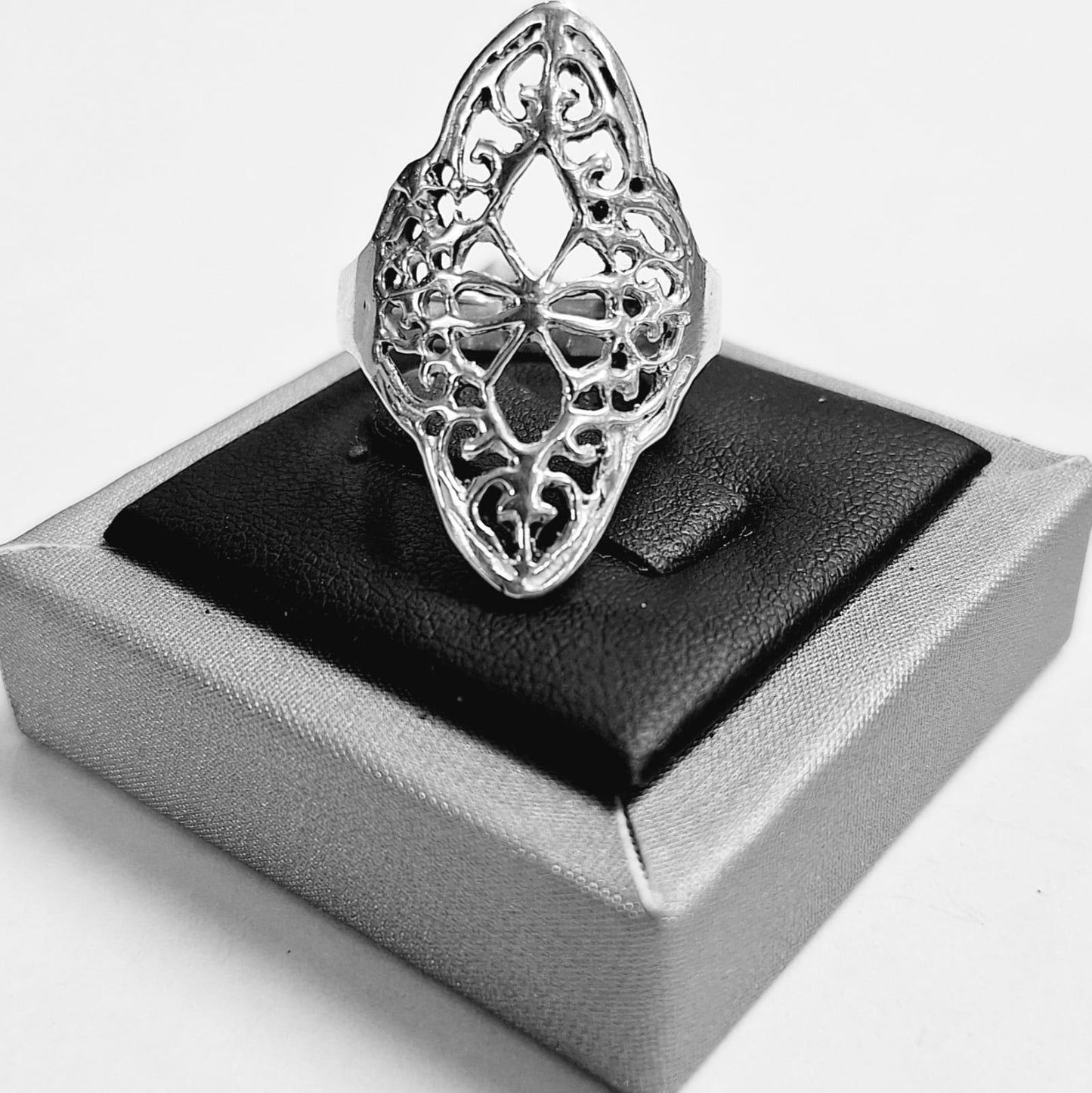 ANILLO CALADO EN PLATA LEY 925