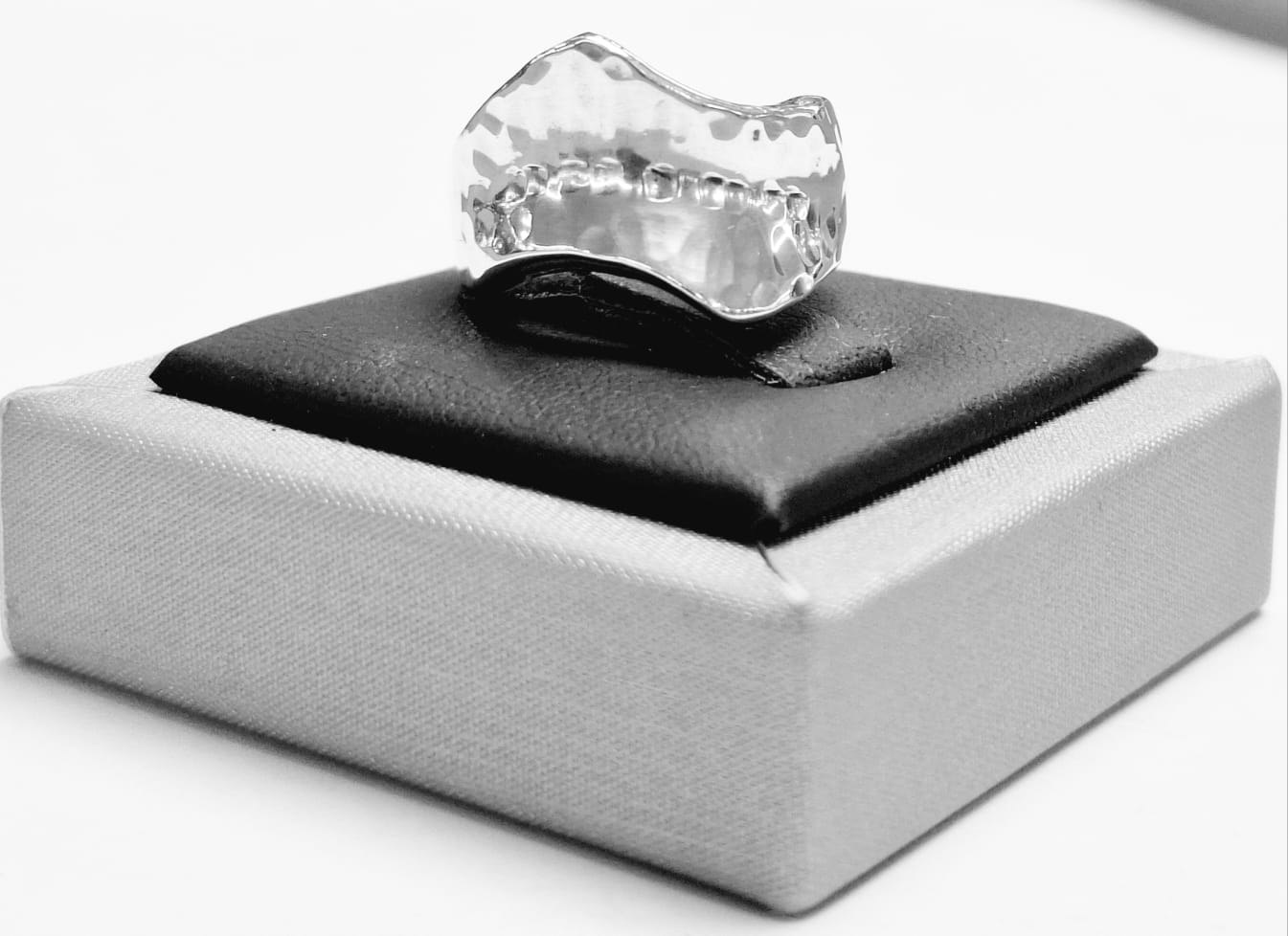 ANILLO MARTILLADO EN PLATA LEY 925