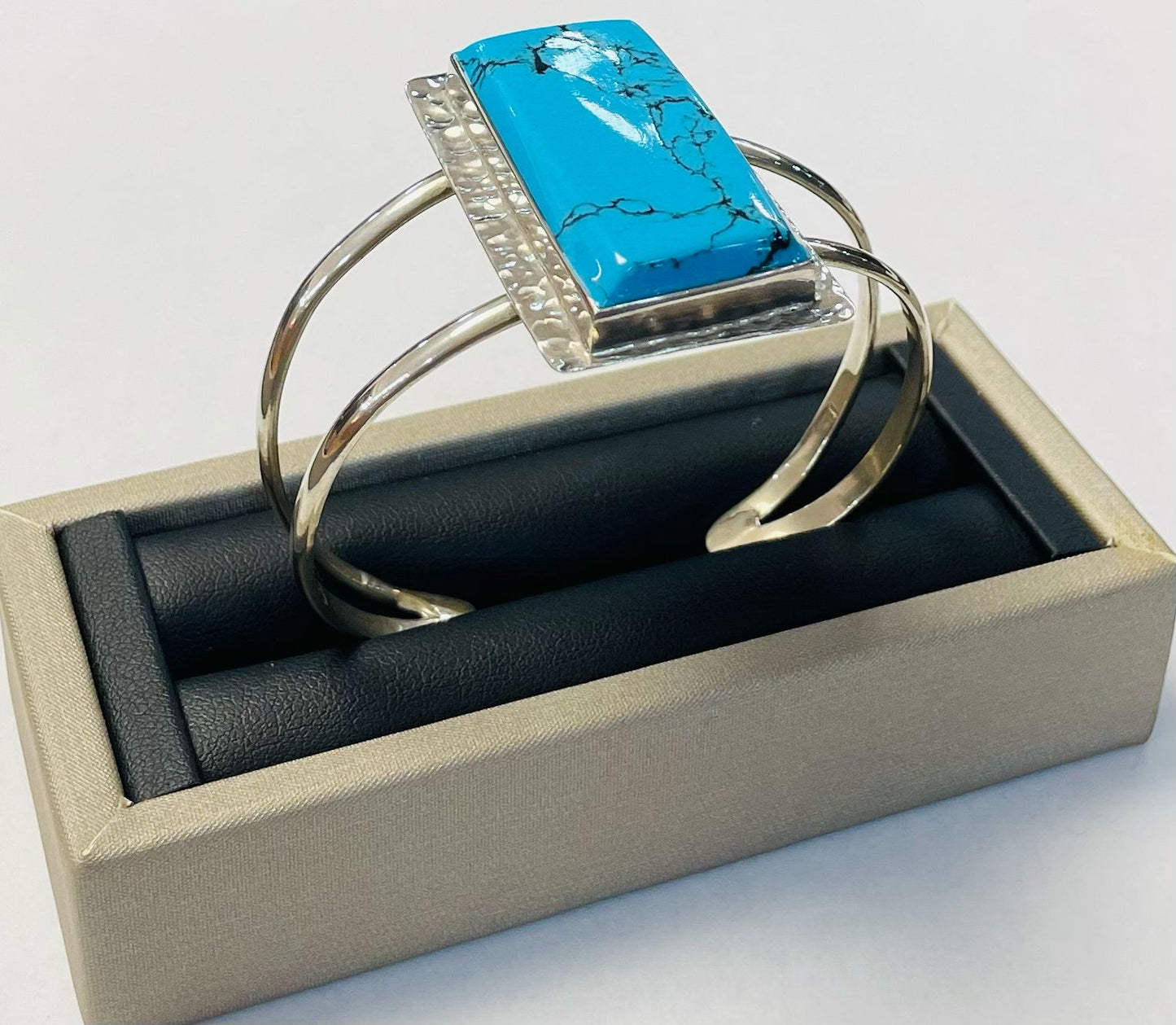 BRAZALETE EN PLATA LEY 925 CON TURQUESA