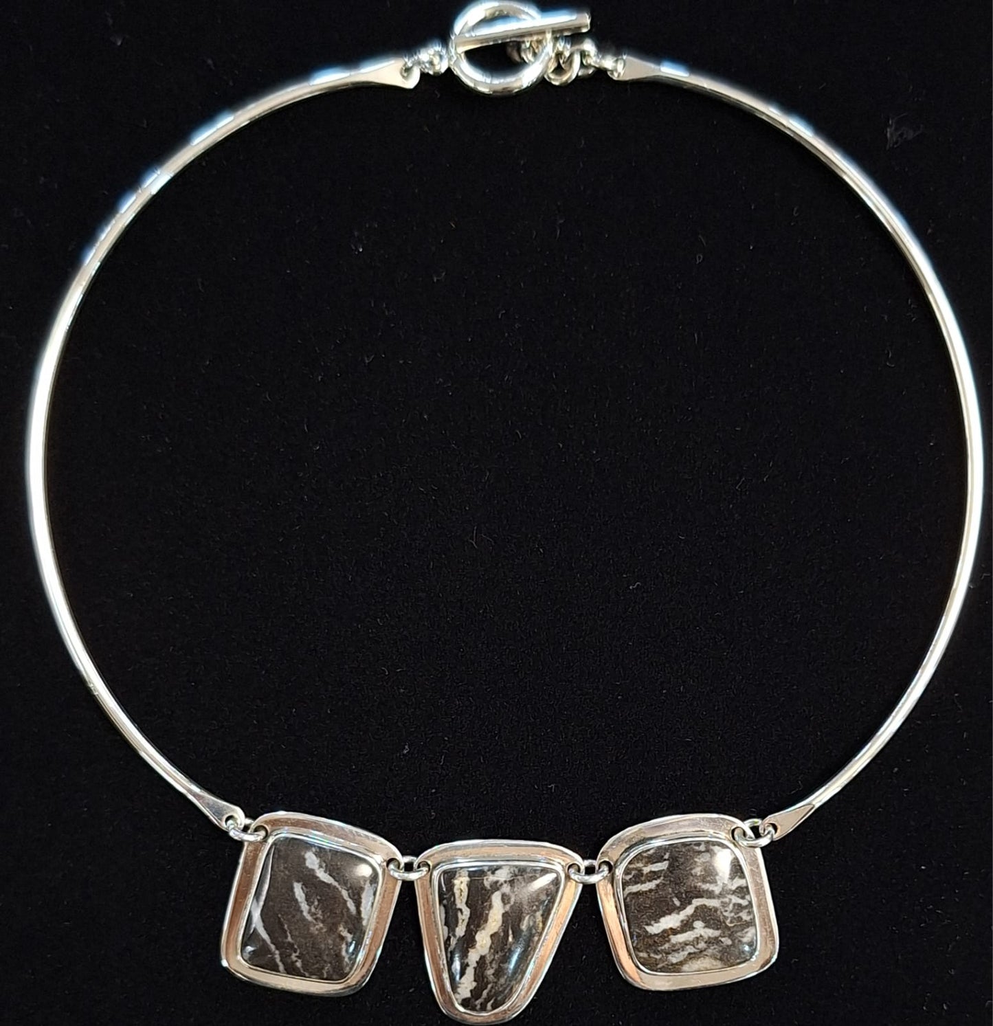 GARGANTILLA CON INCRUSTACIONES DE PIEDRA EN PLATA LEY 925