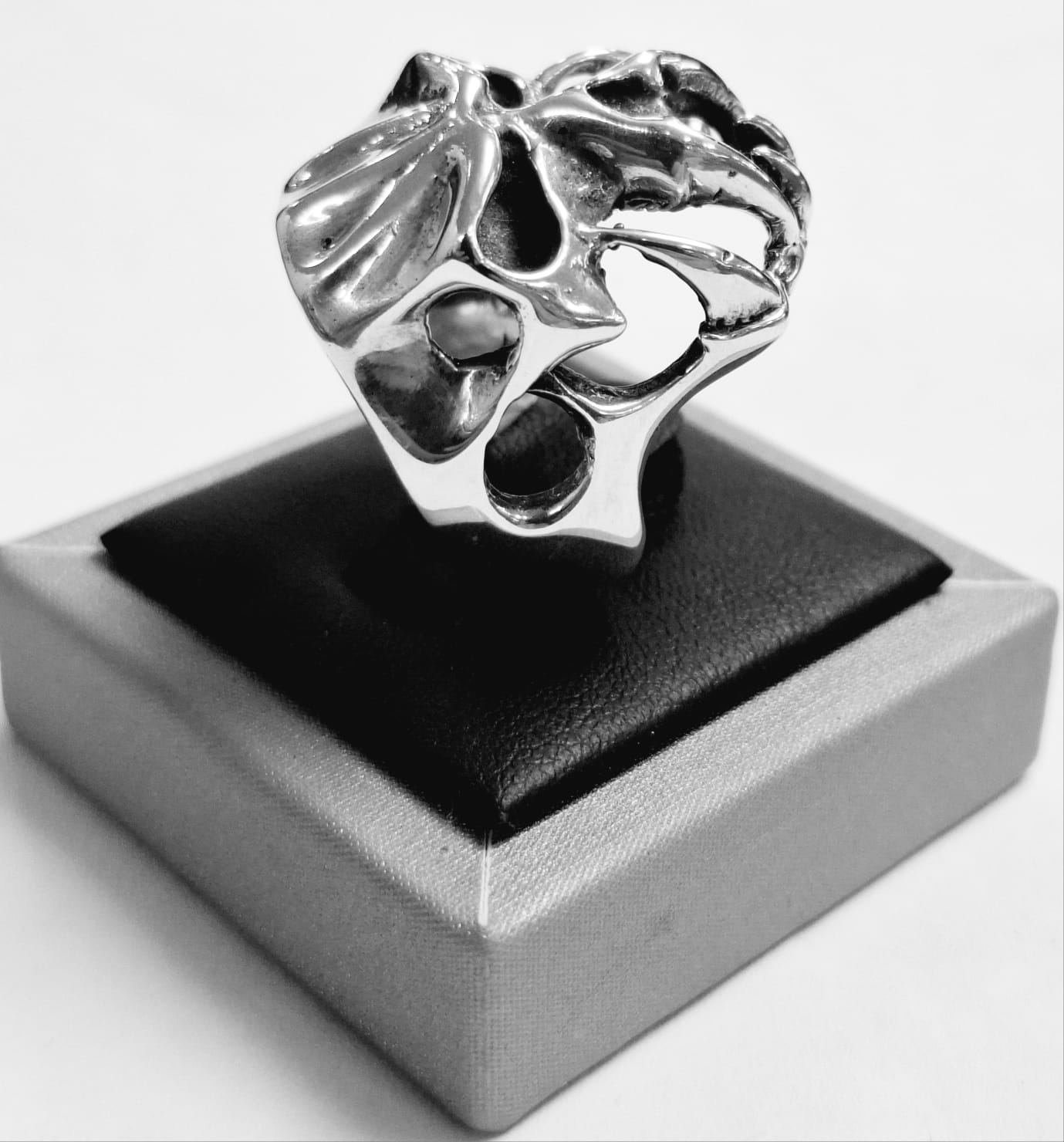 ANILLO CALAVERA FRONTAL CON FAUCES EN PLATA LEY 925