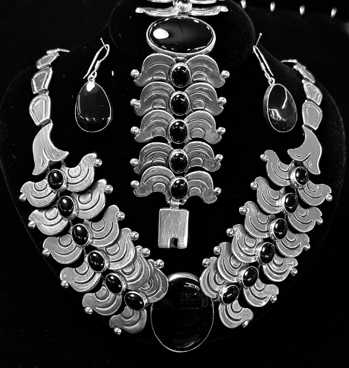 SET DE COLLAR CON CON INCRUSTACIONES DE OBSIDIANA EN PLATA LEY 950