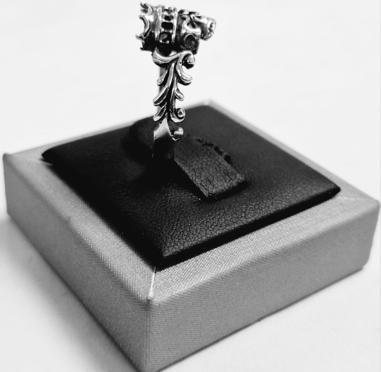 ANILLO CALAVERA REY EN PLATA LEY 925