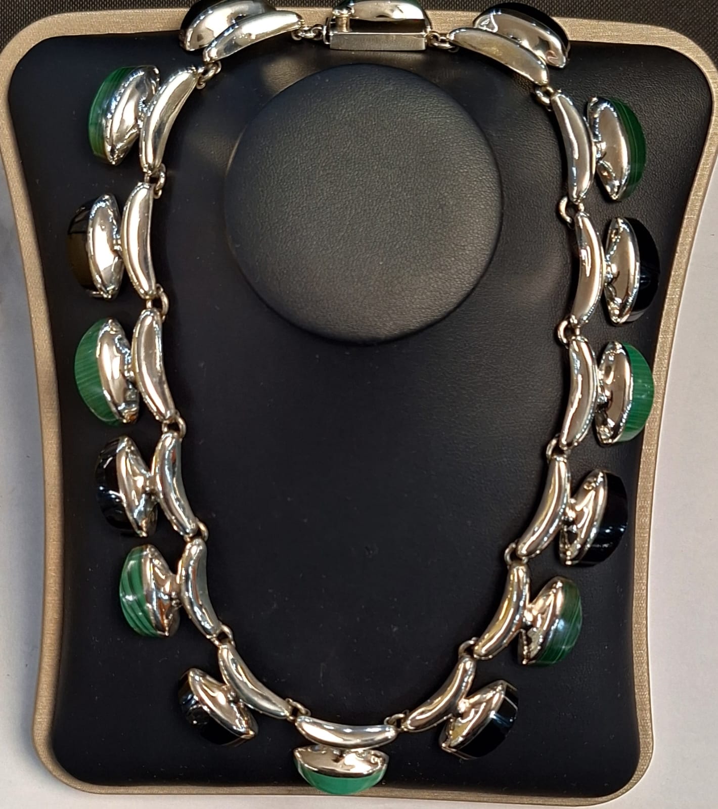 COLLAR CON INCRUSTACIONES DE PIEDRA OBSIDIANA Y MALAQUITA EN PLATA LEY 950