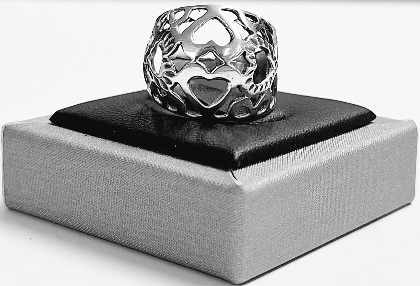 ANILLO CALADO DE CORAZONES EN PLATA LEY 925