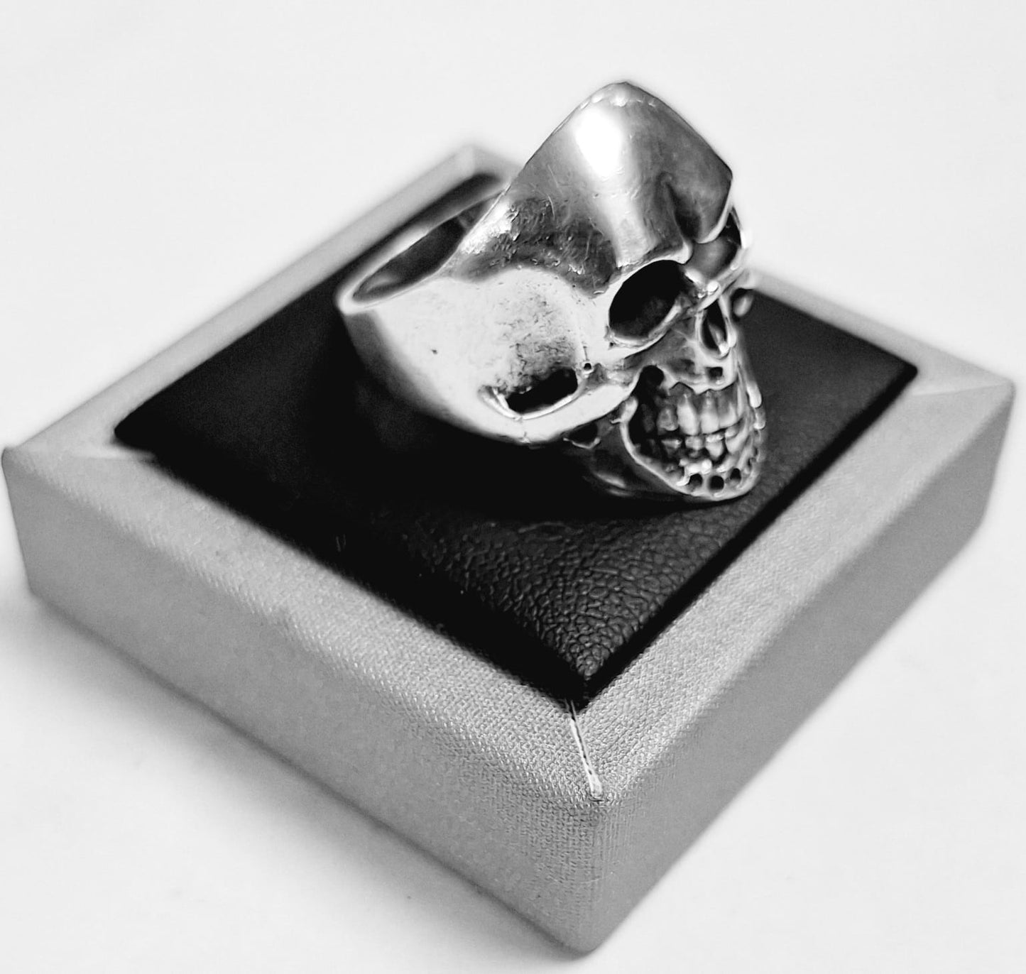 ANILLO CALAVERA EN PLATA LEY 925