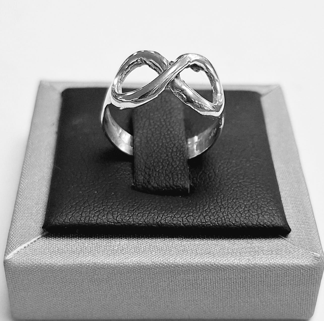 ANILLO INFINITO EN PLATA LEY 925