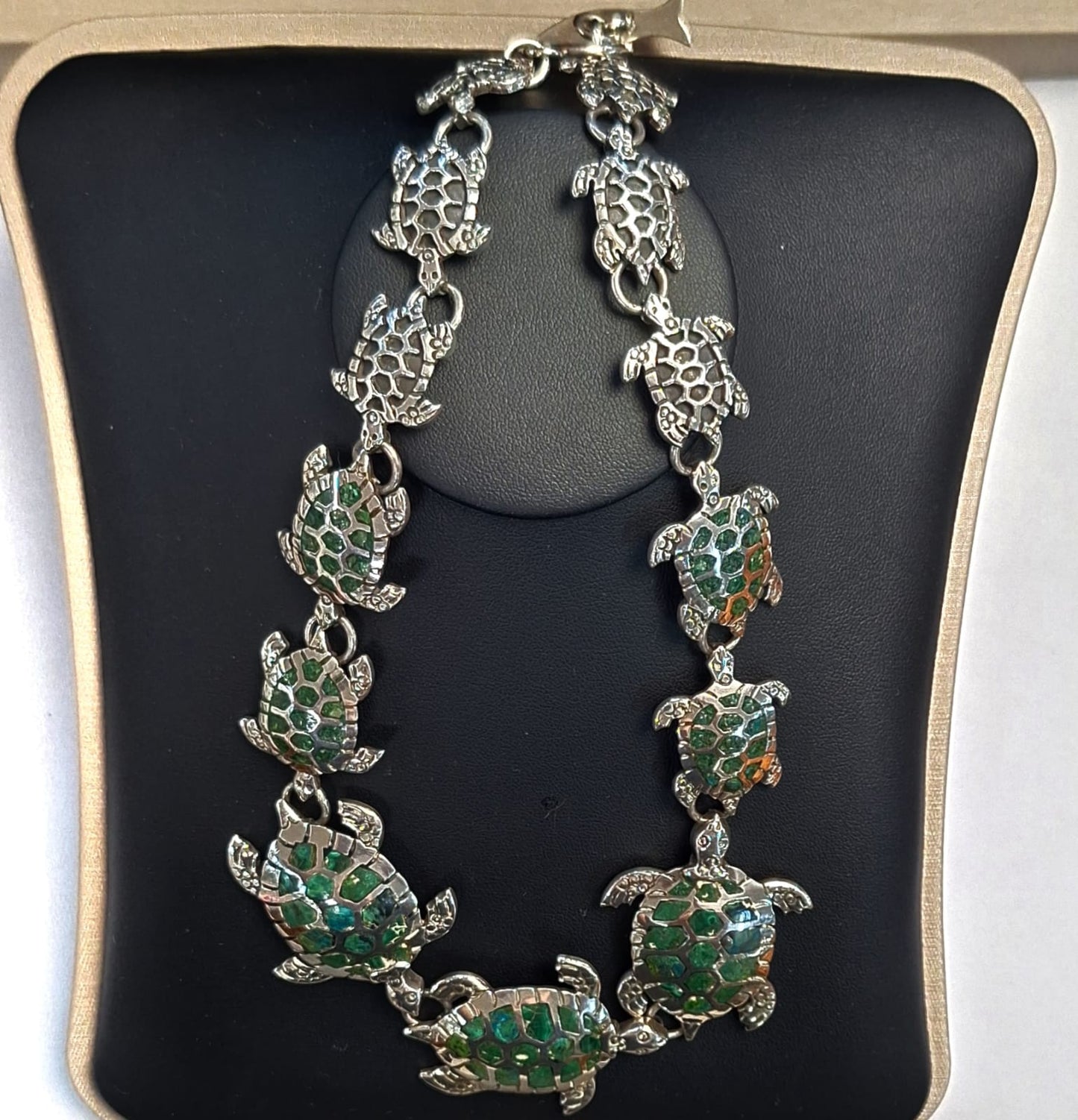 COLLAR CON INCRUSTACIONES DE MALAQUITA EN PLATA LEY 925