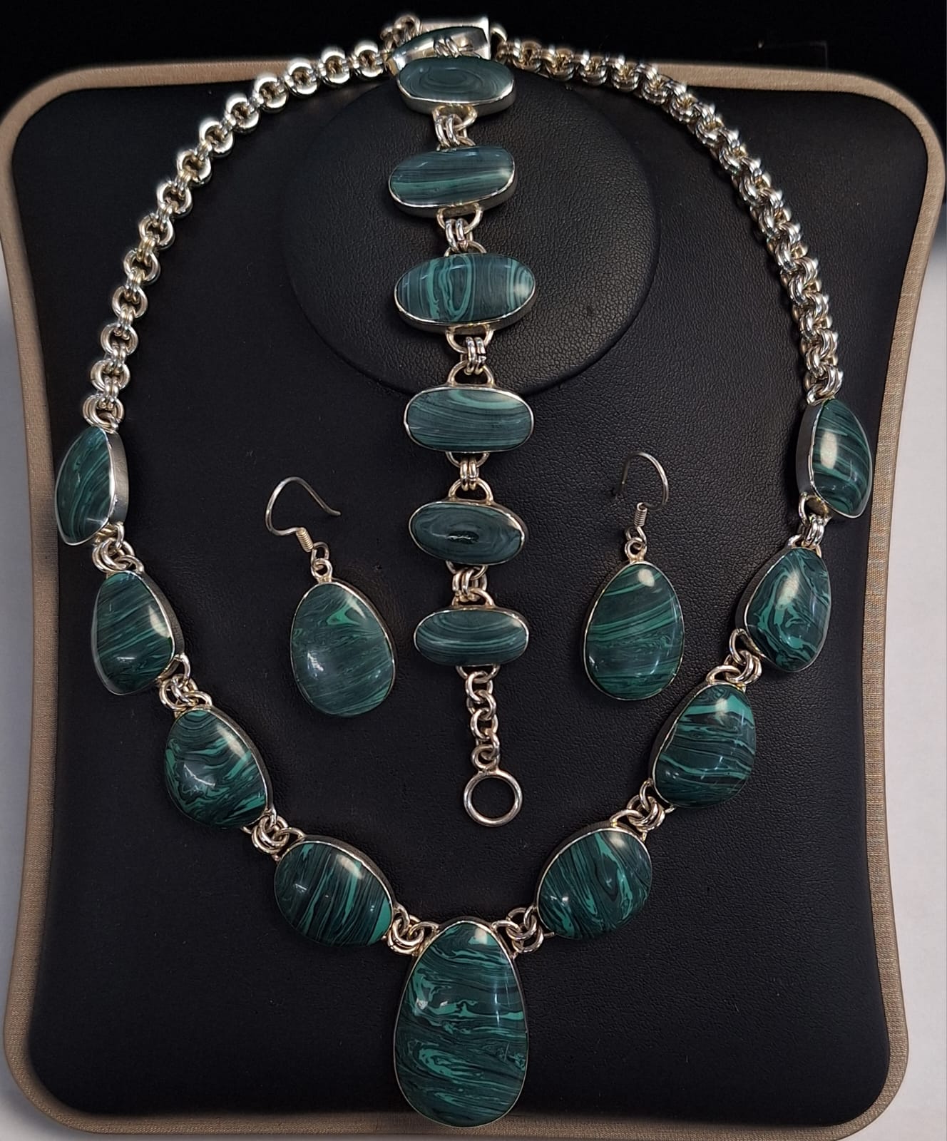 SET DE COLLAR CON INCRUSTACIONES DE MALAQUITA EN PLATA LEY 950