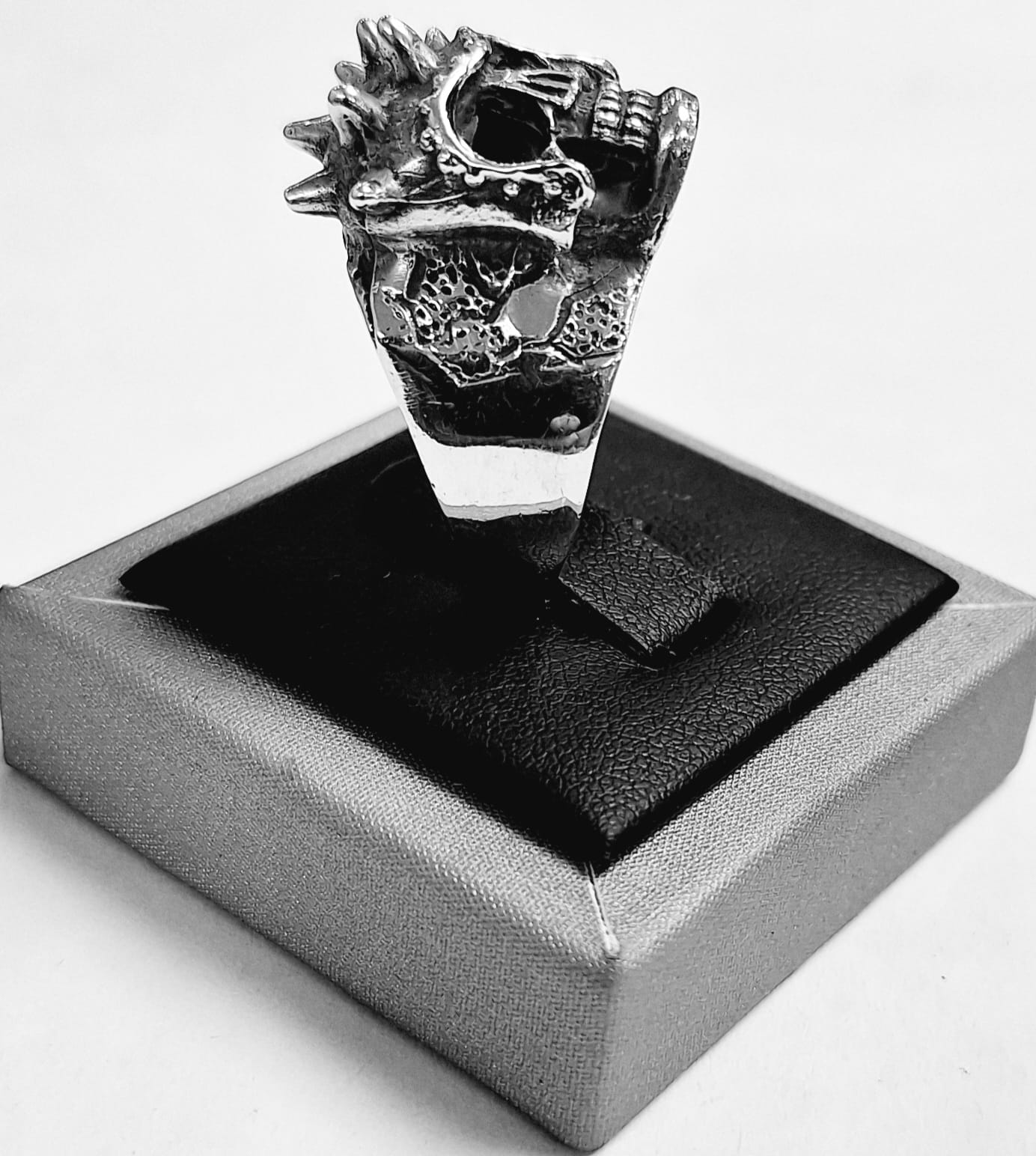 ANILLO CALAVERA EN PLATA LEY 925