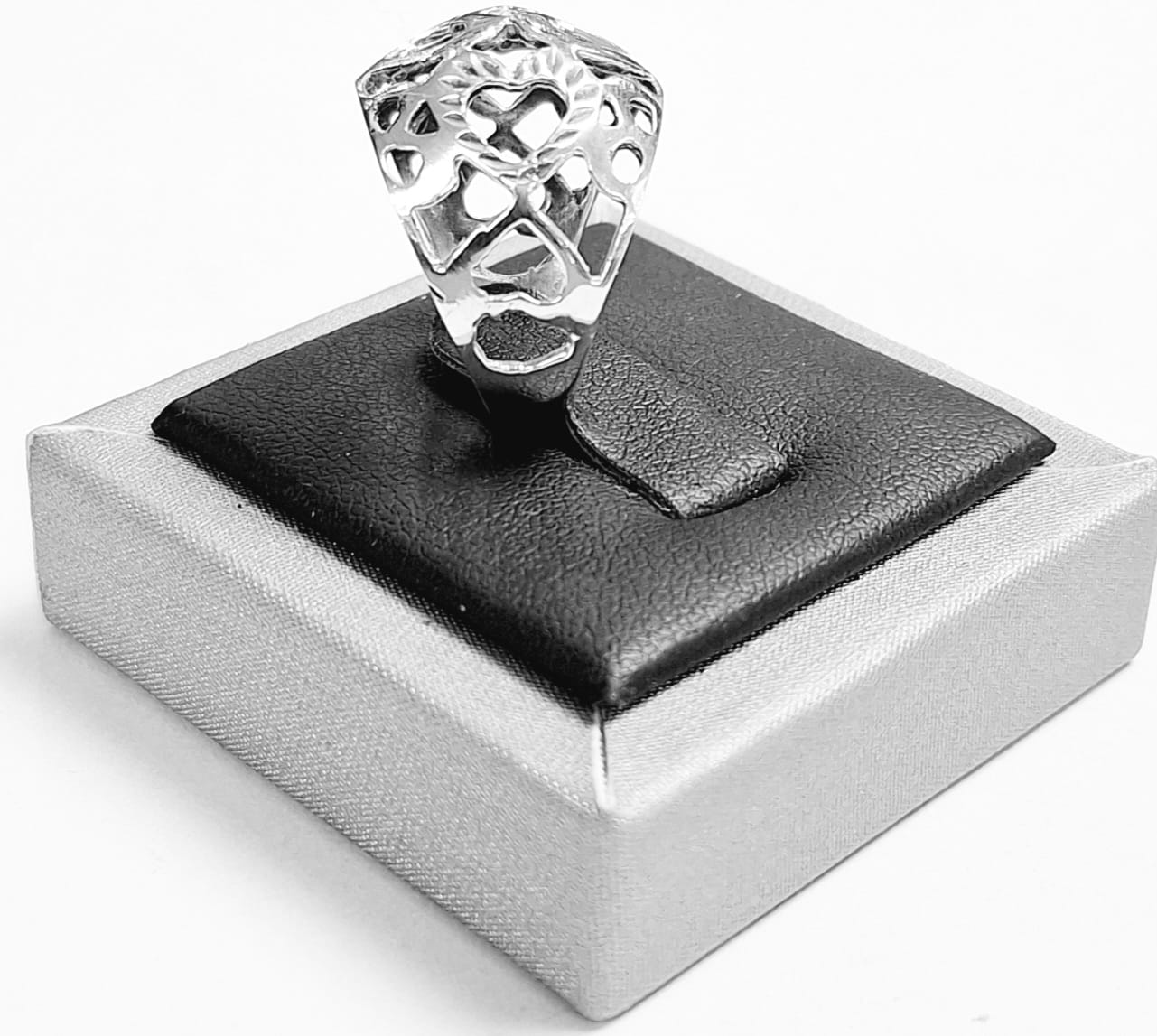 ANILLO CALADO DE CORAZONES EN PLATA LEY 925