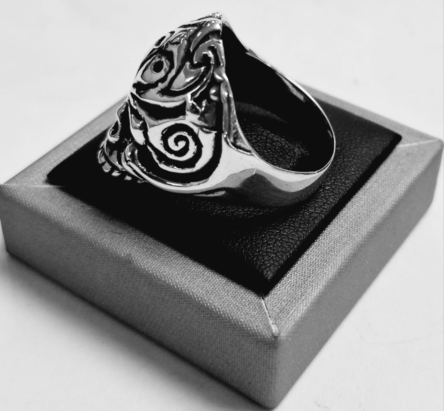 ANILLO CALAVERA EN PLATA LEY 925