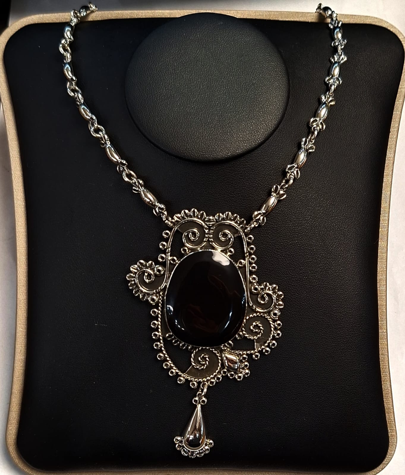 COLLAR VINTAGE CON INCRUSTACION DE OBSIDIANA EN PLATA LEY 950