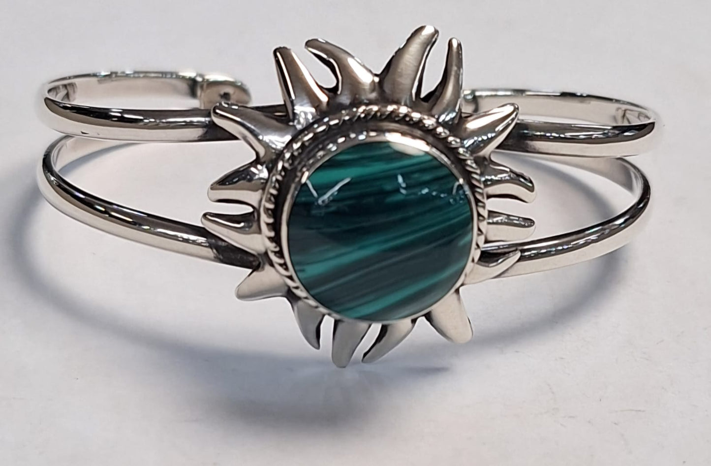 BRAZALETE CON MALAQUITA EN PLATA LEY 925