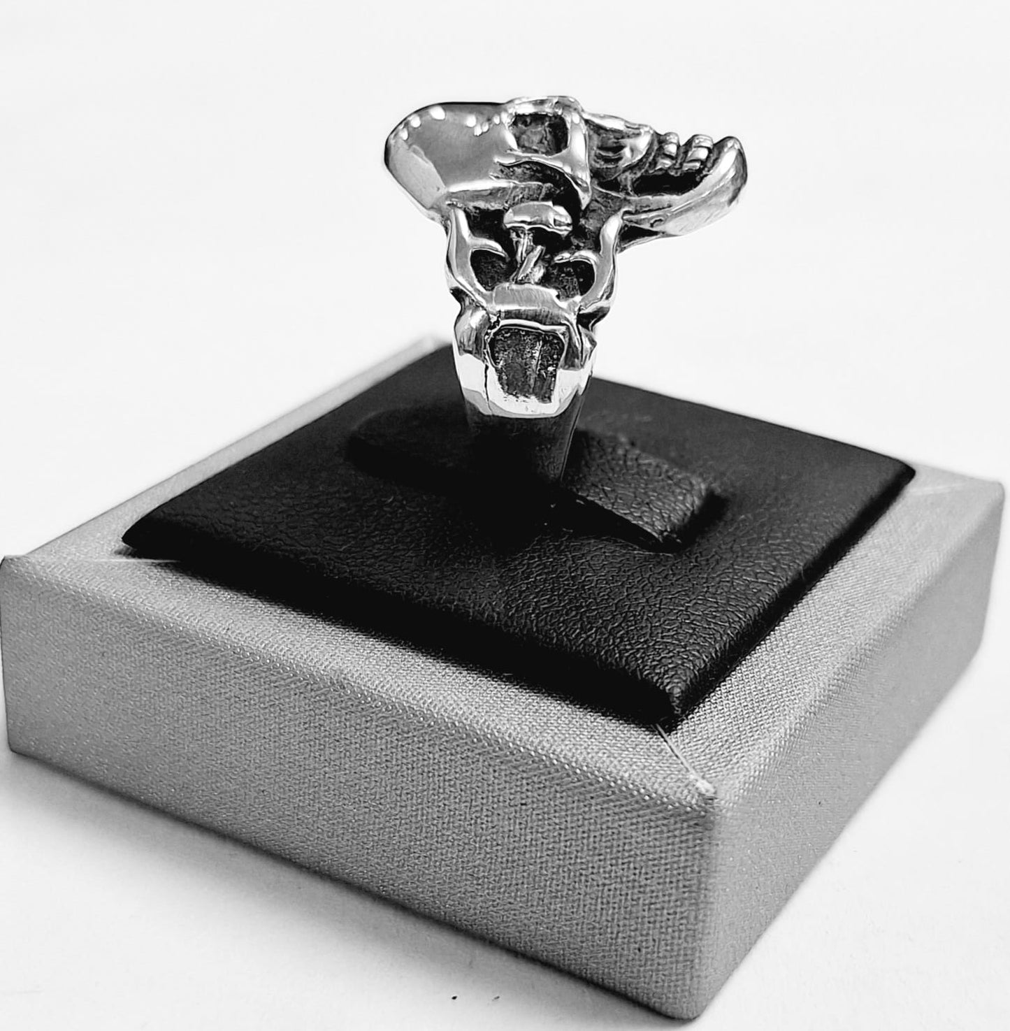 ANILLO CALAVERA EN PLATA LEY 925