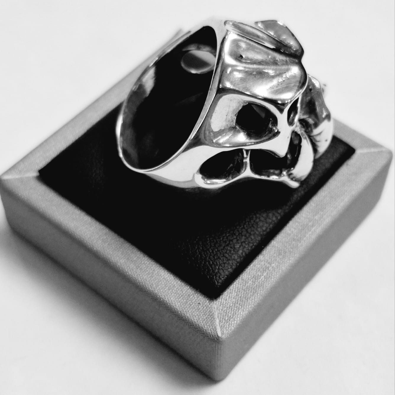 ANILLO CALAVERA FRONTAL CON FAUCES EN PLATA LEY 925