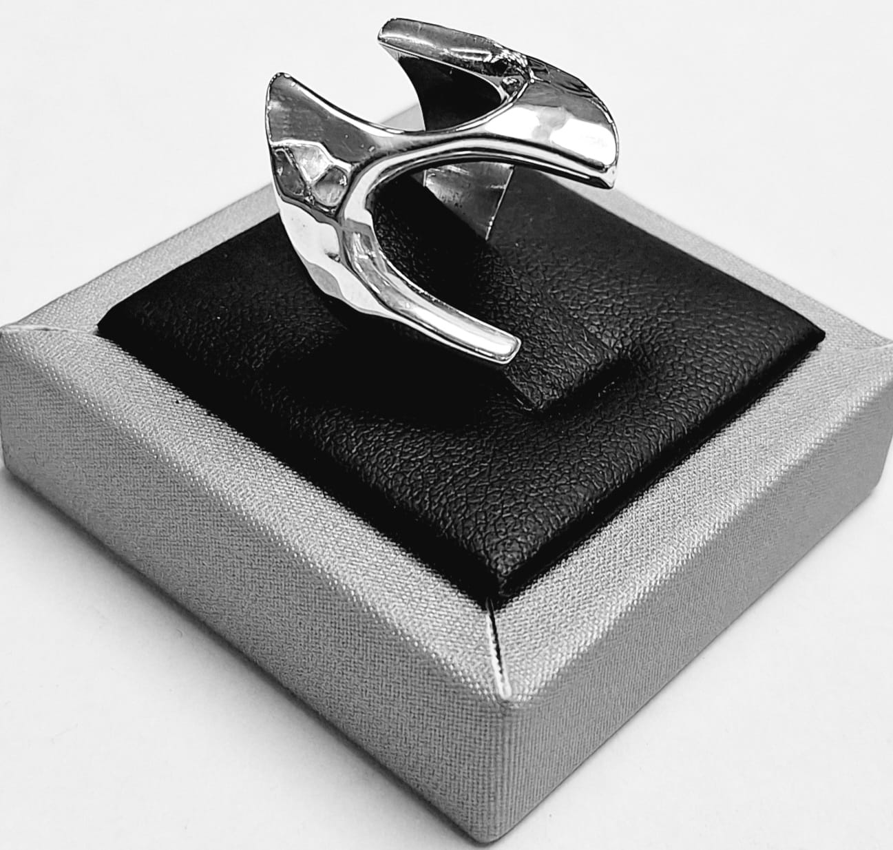 ANILLO MARTILLADA EN PLATA LEY 925