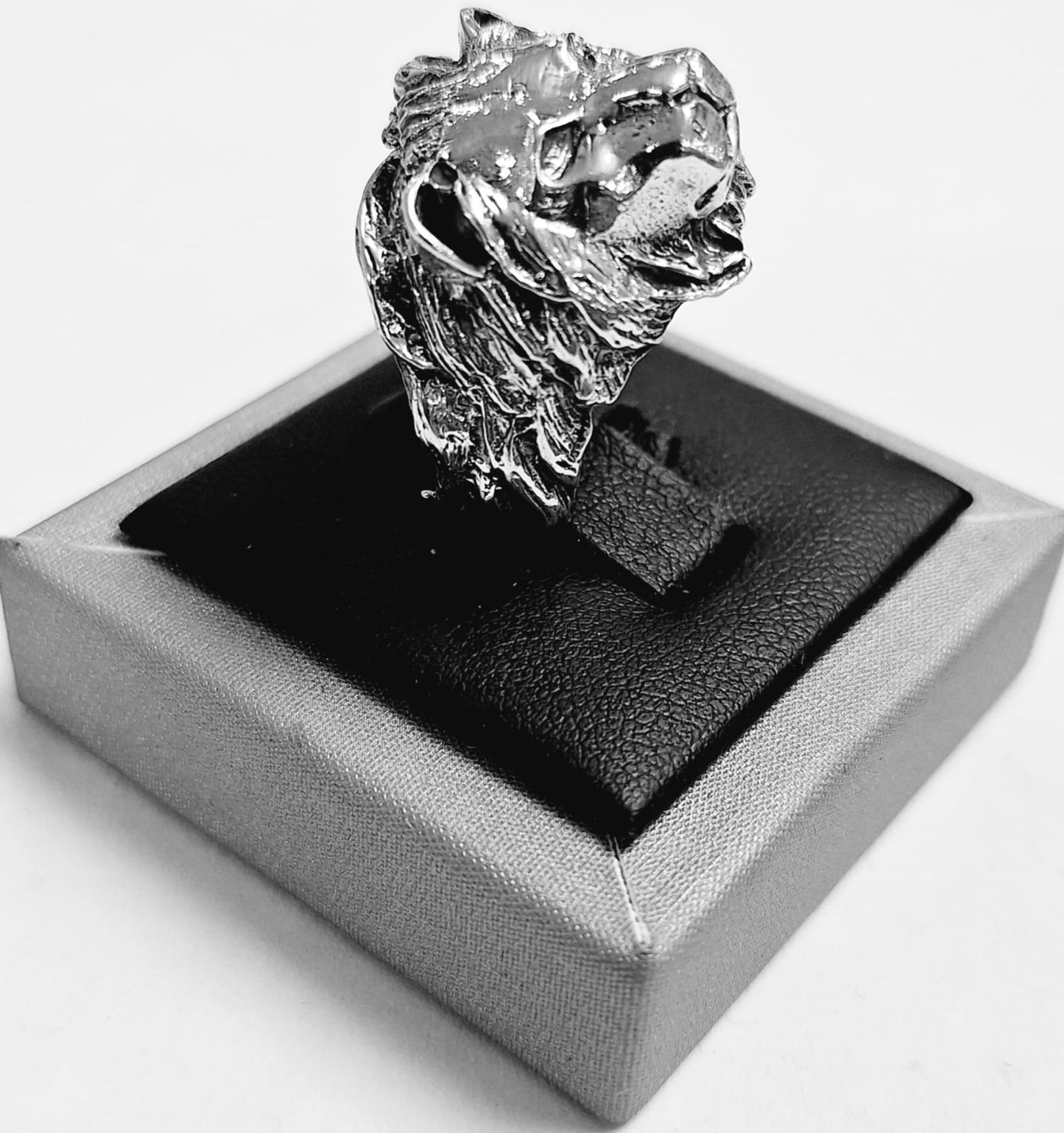ANILLO CABEZA DE LEON EN PLATA LEY 925