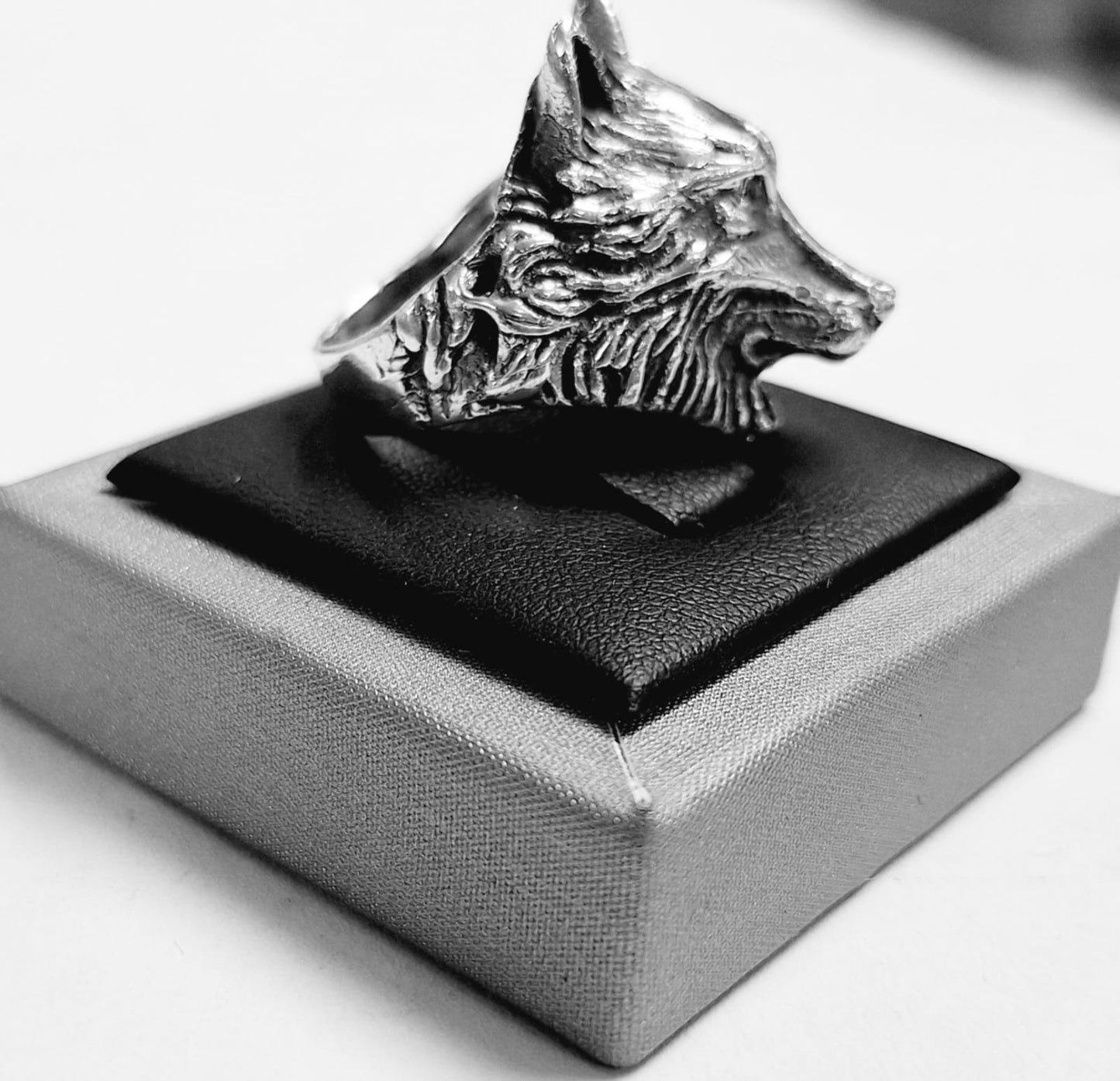 ANILLO CABEZA DE LOBO EN PLATA LEY 925