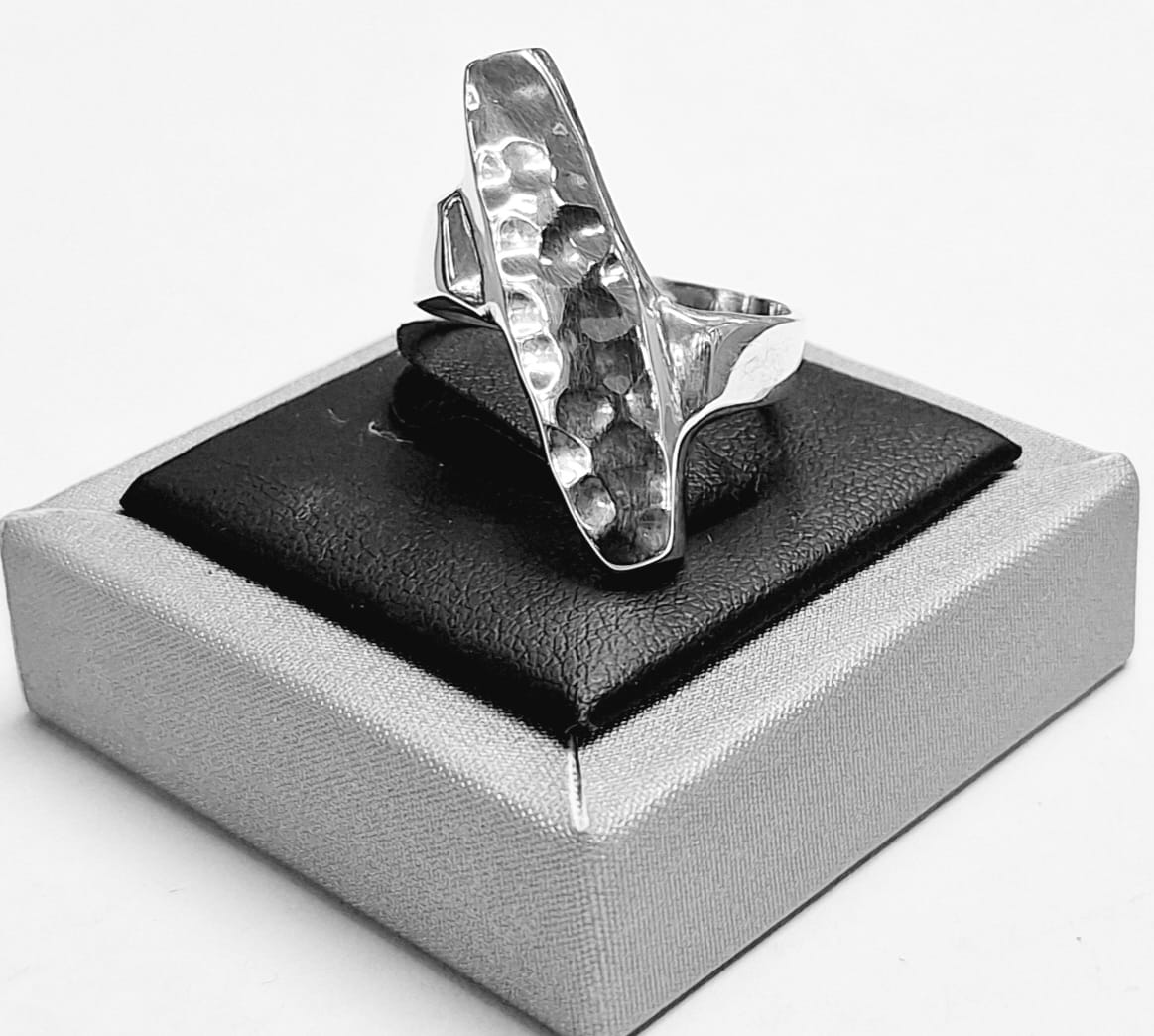 ANILLO MARTILLADO EN PLATA LEY 925