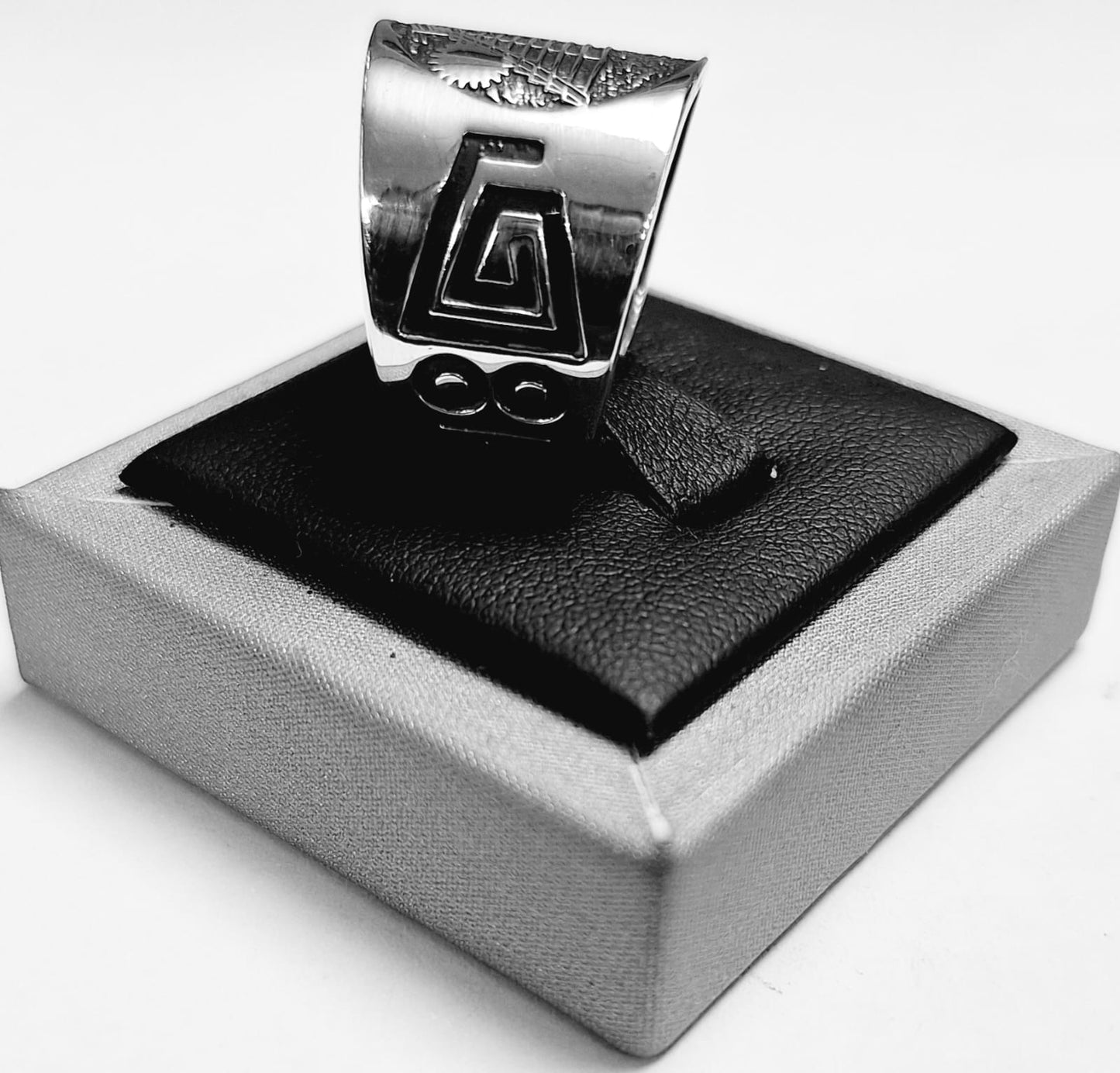 ANILLO PIRAMIDE EN PLATA LEY 925