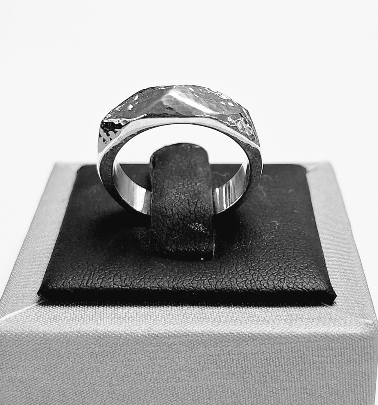 ANILLO MARTILLADO EN PLATA LEY 925