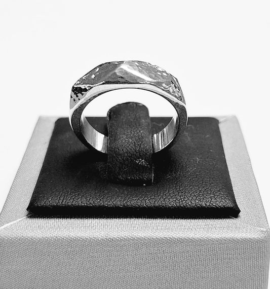 ANILLO MARTILLADO EN PLATA LEY 925