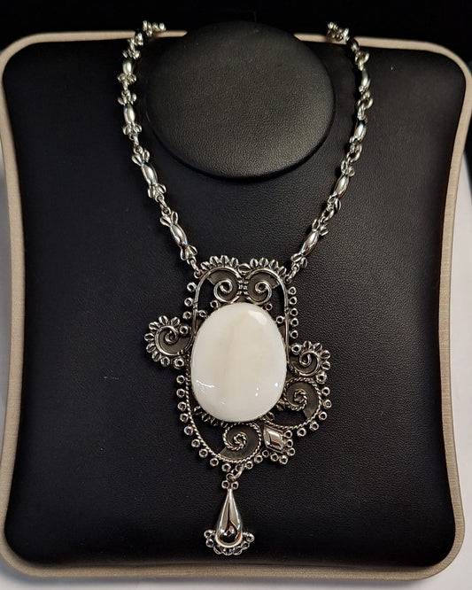 Collar Vintage con Cabujon de Nacar en Plata Ley 950, vista frontal