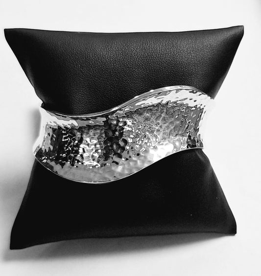 BRAZALETE MARTILLADO EN PLATA LEY 925