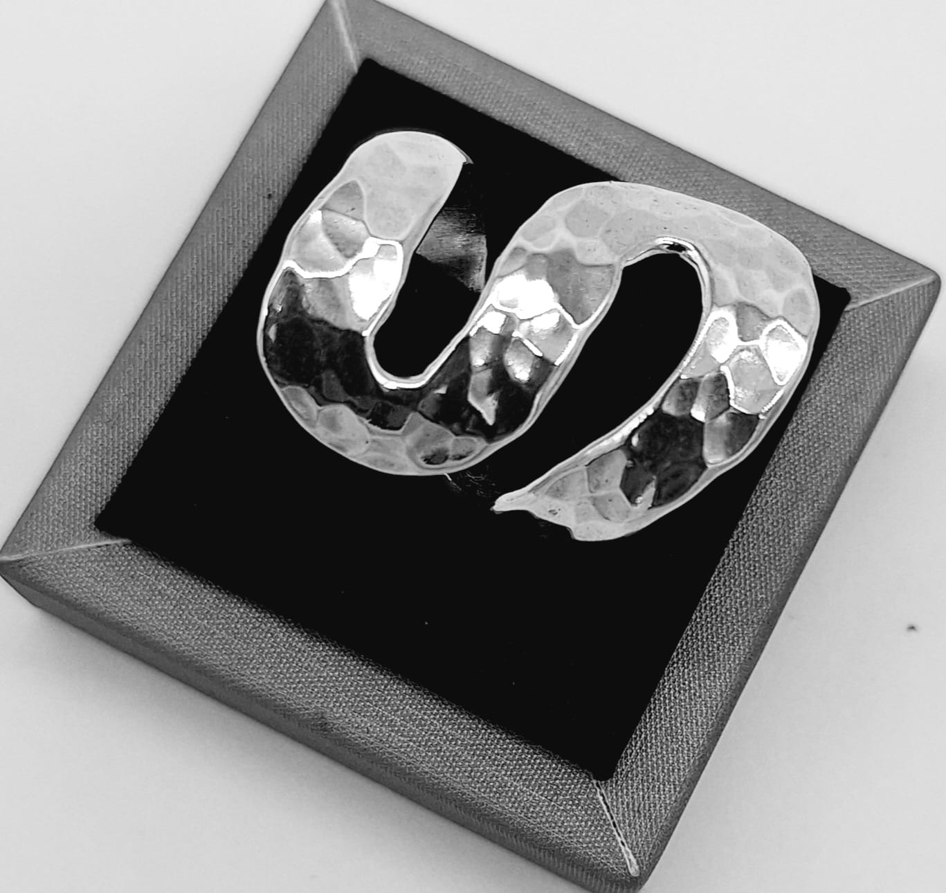 ANILLO MARTILLADO  PLATA LEY 925