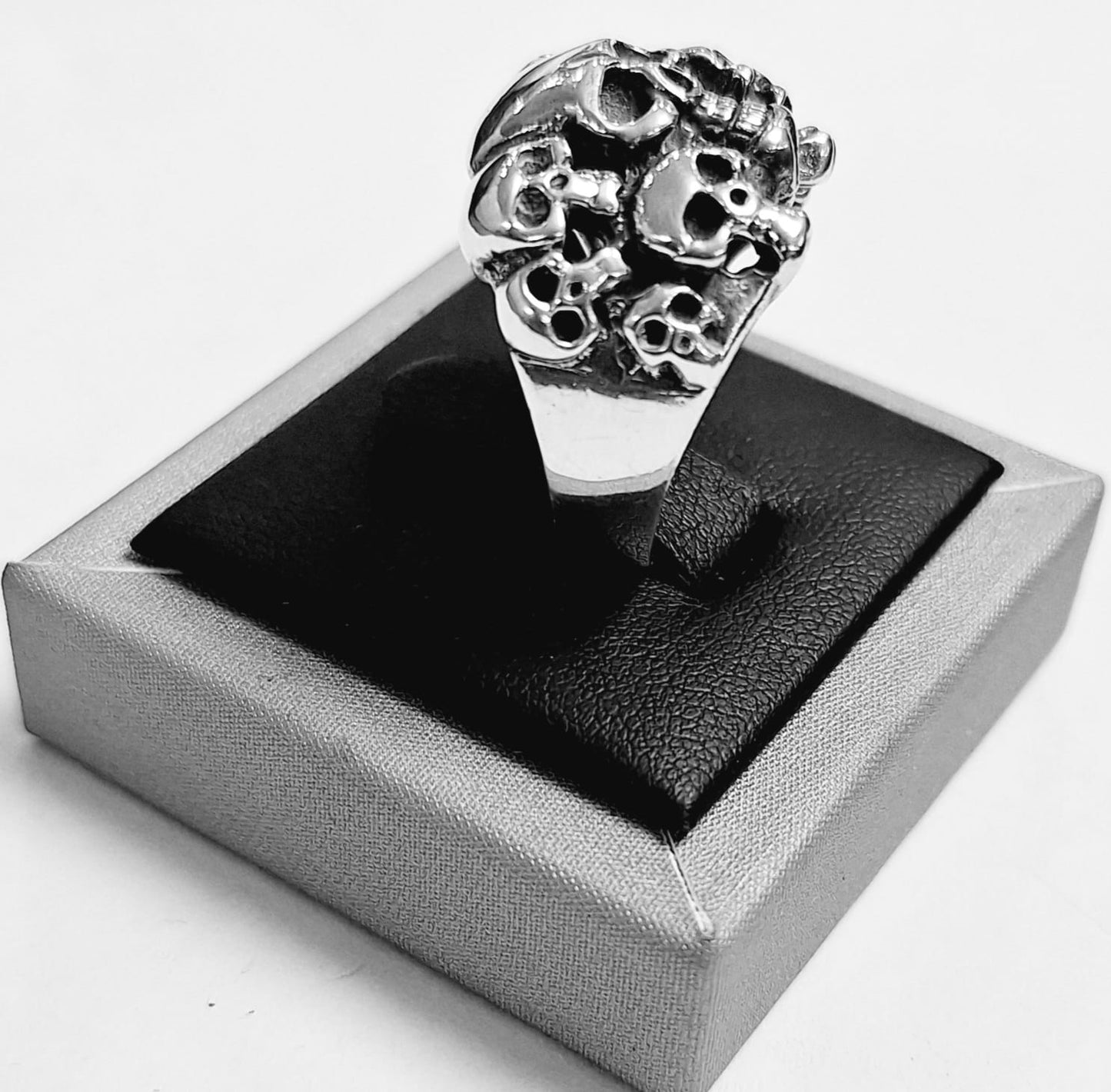 ANILLO DE DIEZ CRANEOS EN PLATA LEY 925
