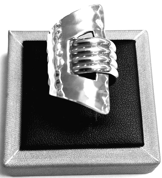 ANILLO MARTILLADO EN PLATA LEY 925