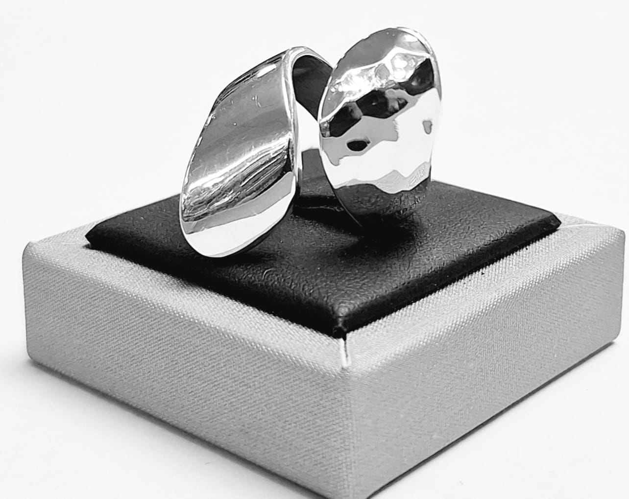 ANILLO MARTILLADO EN  PLATA 925