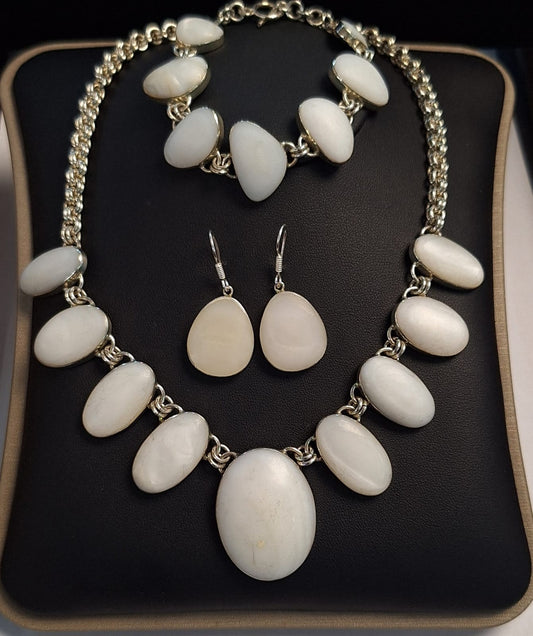 Set de Collar con Incrustaciones de Nácar en Plata Ley 950, vista frontal